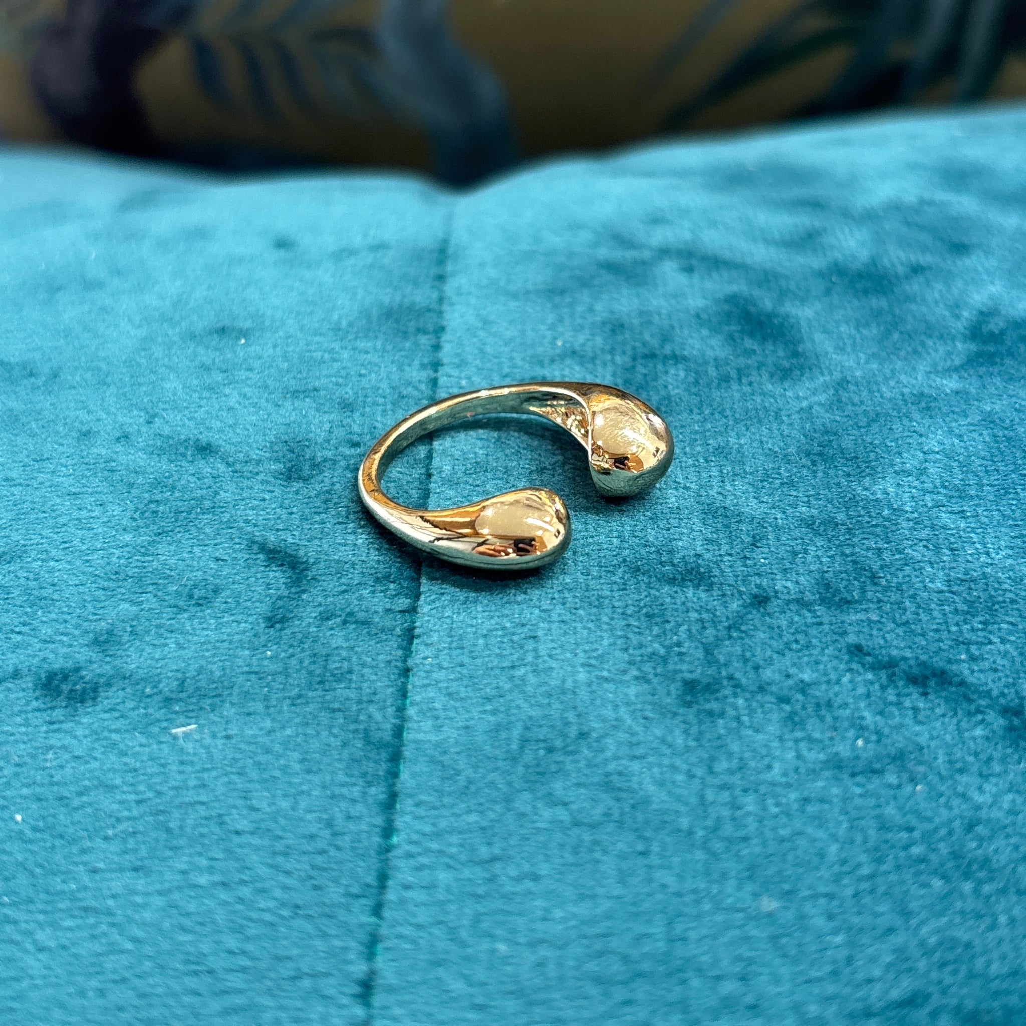 DoubleHeartGoldToneRing